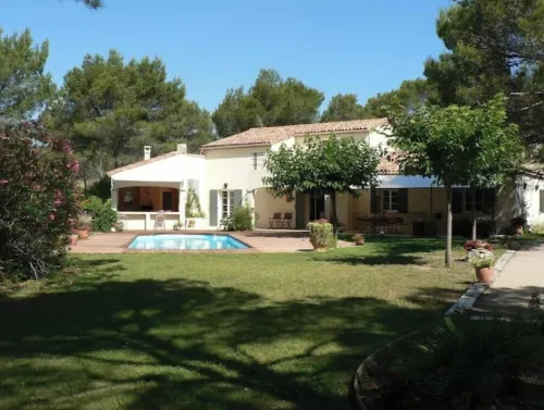 Sunshine and calm west of Aix-en-Provence Hotels in Ventabren