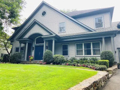 The epitome of style and charm minutes from NYC Hôtels à proximité de : Paws Place Dog Park