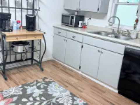 Charming 3-bedroom house near downtown Marshfield 馬什菲爾德酒店