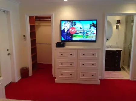 Safe & beautiful new studio in charming Sherman Oaks neighborhood Отели в г. Шерман-Окс