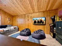 Cozy Winter Retreat Near Slopes with Inviting Fireplace. Pet Friendly!