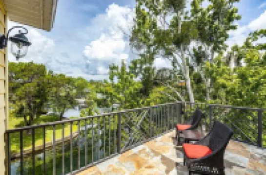 Bigfoot Bungalow -Enjoy being directly on the clear waters of Weeki Wachee River