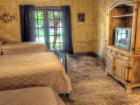 6-bedroom Lodge on 12 acres in Concan, Texas.  Swimming pool & hot tub. Hoteles en Concan