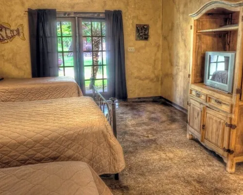 6-bedroom Lodge on 12 acres in Concan, Texas.  Swimming pool & hot tub. Hotels in Concan