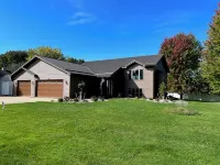 3-bed, 3-bath, 3-car garage executive home in Marshfield, WI Hotels in Marshfield