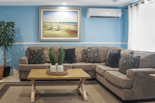 Spacious Cozy 3 bedroom unit with a private pool, centrally located in Freeport