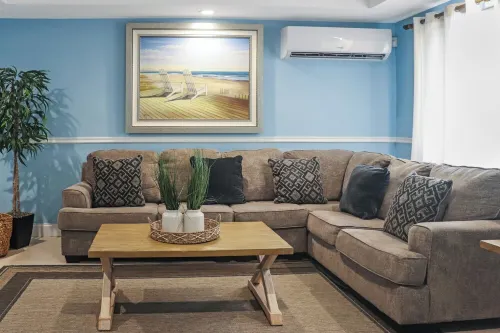 Spacious Cozy 3 bedroom unit with a private pool, centrally located in Freeport