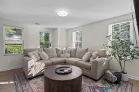 Newly Renovated 2 Bedroom in Heart of Tariffville Hotels in Simsbury