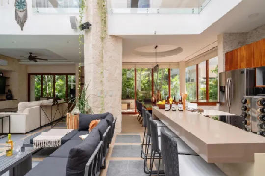 ¡TIKAL! Luxury 4BR Private Pool & Gym, 24/7 Security