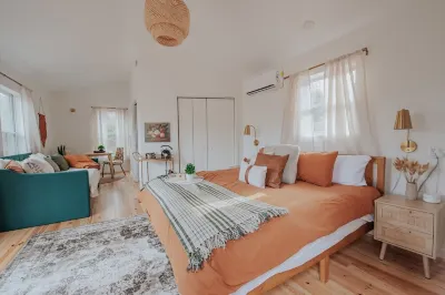 Modern Dome + Cottage w/ Views of Amicalola State Park! Các khách sạn gần Under the Hemlock LLC