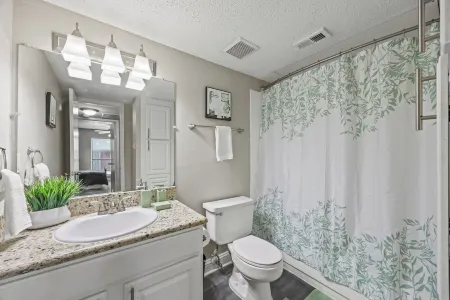 Stylish 1BR + pool Walk to Bars & Bites in the heart of Addison Отели в г. Аддисон