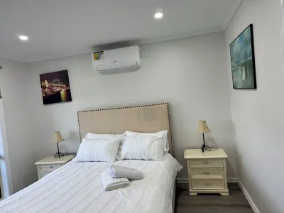 Beach house with water view. Walking distance to amenities . Walk to the beach. Hotels near George Bass Coastal Walk