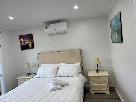 Beach house with water view. Walking distance to amenities . Walk to the beach.