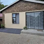 Welcoming cottage with WiFi  just close to Mall of Africa