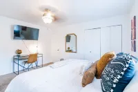 Quiet two story unit with mountain views. 5 min to Sugarhouse Hotels in Millcreek