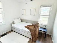 Tranquil and modern home in a quiet neighborhood Hotels in Newton