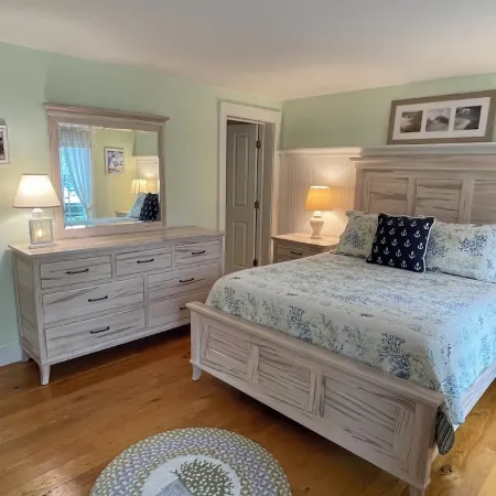 Vineyard Haven Oasis!