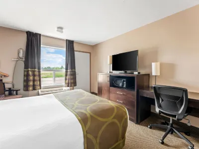 Super 8 by Wyndham Meadow Lake Hotel dekat Meadow Lake