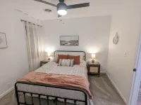 Delightful 2-bedroom house with WiFi, AC between Greentown & Kokomo