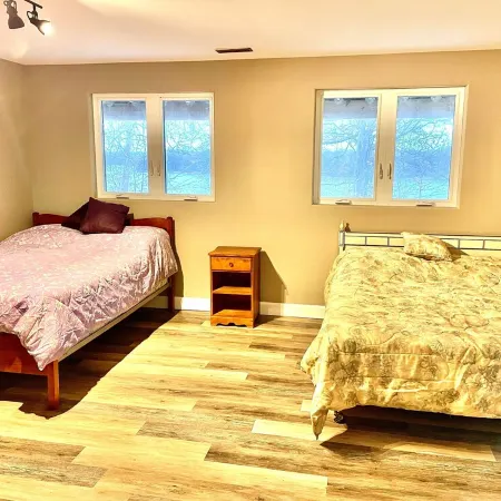 Cozy Bungalow Nestled atop North Shore Hay Bay, Napanee