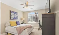 Spacious 5-bedroom house in amazing Las Vegas with fitness room, WiFi 佛洛伊德雷姆州立公園附近的飯店