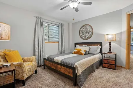 Ultimate 5-bedroom Hawkeye Tailgate Spot – Steps from Kinnick Stadium!