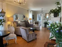 Charming 2-bed cottage in fabulous Napa. Walk to downtown with WiFi, AC