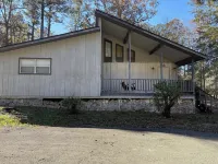 Fishing Camp 1-bedroom/Loft cabin in delightful Brookeland with AC, WiFi