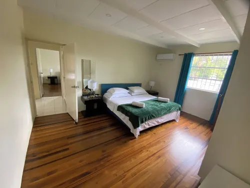 Spacious 6-bedroom house in lovely Christ Church with WiFi, AC