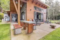 Secluded, peaceful, ocean front home. Close to all amenities/outdoor activities.