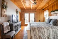 Private 3,100 Sq Ft Wolf Laurel Lodge w/ Epic Views, Skiing & at Trail Access