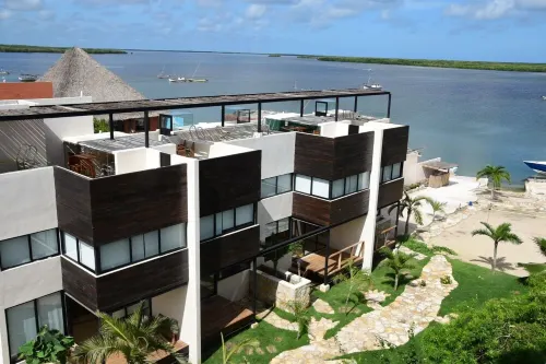 Charming 1-Bedroom Apartment in Río Lagartos. AC, Rooftop Deck & Private Pier -J Hotels in Rio Lagartos