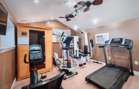 Near Bryce & Zion;2 houses, sleep 17;hot tub-sauna-gym-firepit-backyard-downtown