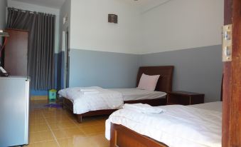 Van Long Elephants Lakeside View Hotel