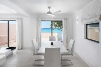 Beachfront Villa with private back deckNear restaurants