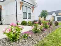 New Luxury Escape, Mountain Views, Pool & River Access!