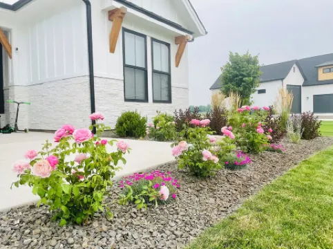 New Luxury Escape, Mountain Views, Pool & River Access!