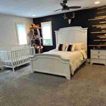 Southern Indy Farmhouse ~ 4-beds, Game Room, Hot Tub, & Pet Friendly Rooms