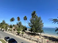 Café Del Mar Apt is a rare beach front Apt