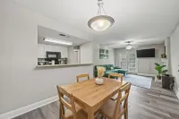 Stylish 1BR + pool Walk to Bars & Bites in the heart of Addison