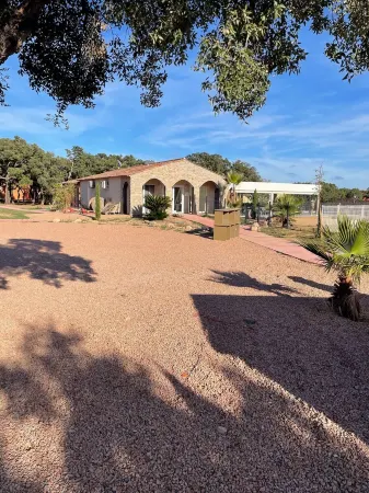 T2 Avec Piscine a 2 km de la Plage de Saint -cyprien Отели в г. Леччи