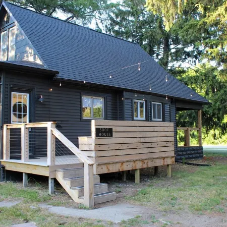 Remodeled cottage with great outdoor space, close to everything - pet friendly! Отели в г. Каско Тауншип