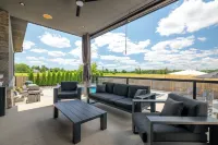 Modern Luxury Retreat | Heated Pool, Theatre & Putting Green - Boutique