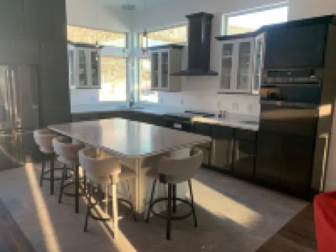 Modern and Elegant 3-bedroom townhome with WiFi, AC in enjoyable Juneau