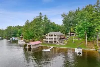 Charming Lakefront Cabin with Private Dock & Gorgeous Views Các khách sạn ở Greig