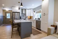 Charming 3-bedroom house in wonderful Downtown Greenville Area Hotels in Parker