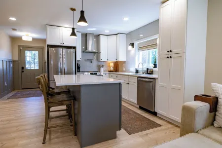 Charming 3-bedroom house in wonderful Downtown Greenville Area Отели в г. Паркер