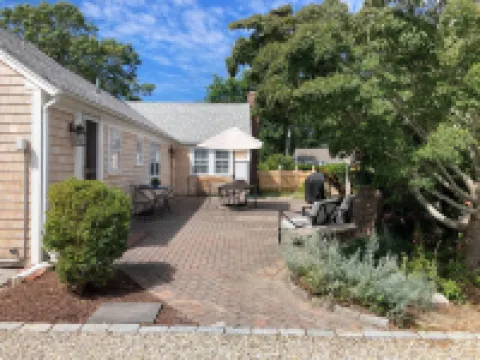Charming 3 bedroom & 3 full bath house in S. Yarmouth with AC - walk to beach!