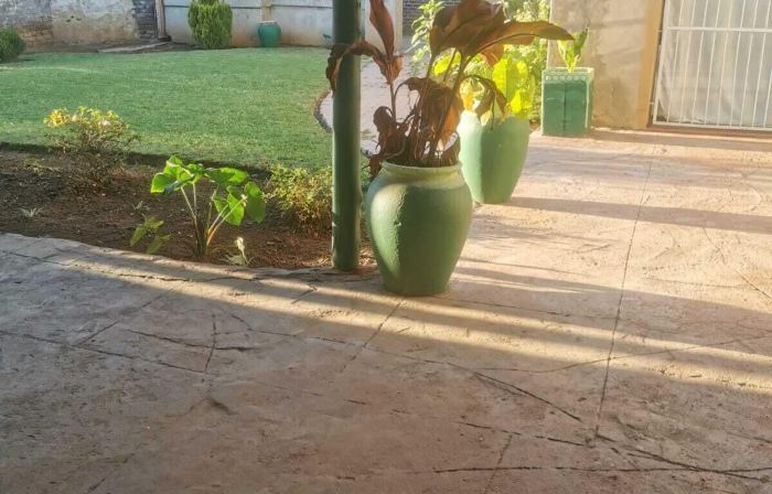 0787391431 Golden Gate Guest House In Mafikeng