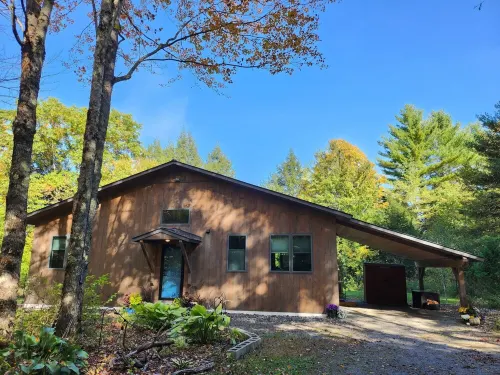 Little house in the woods of Jericho - AC, W/D, Wifi, Patio